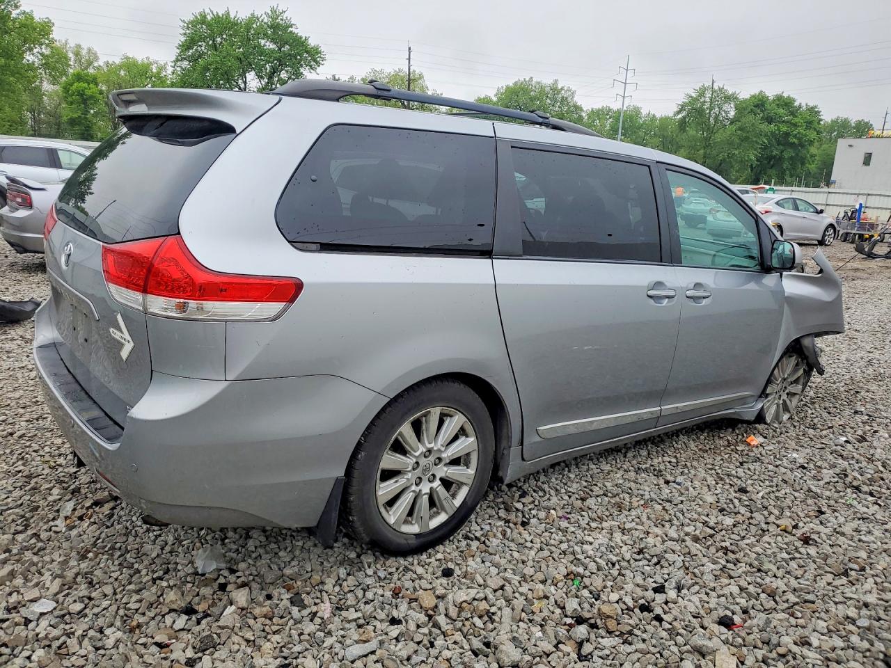 2013 TOYOTA SIENNA XLE 7-PASSENGER photo 5