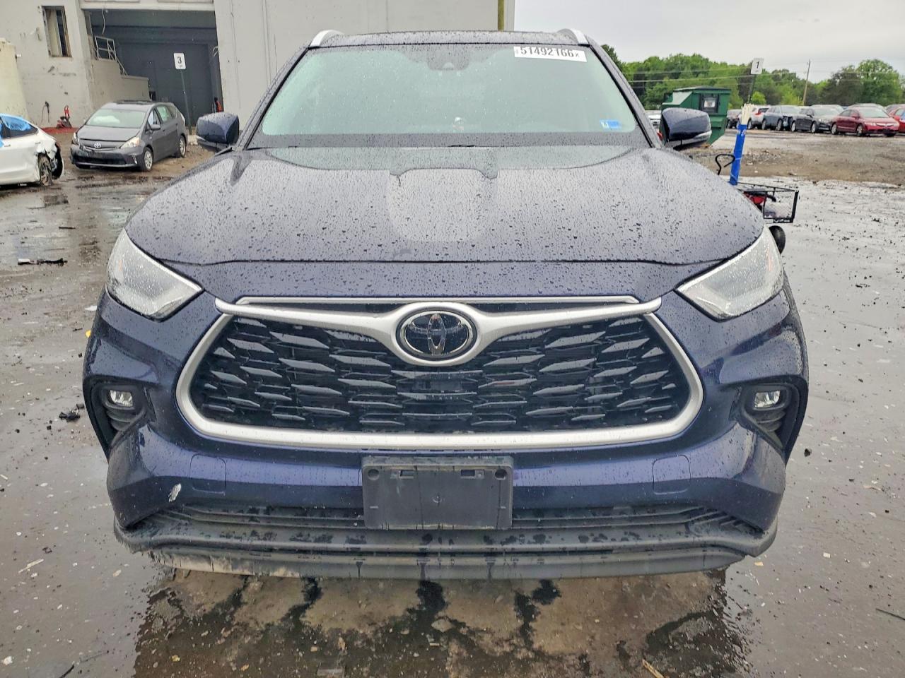 2022 TOYOTA HIGHLANDER XLE photo 5
