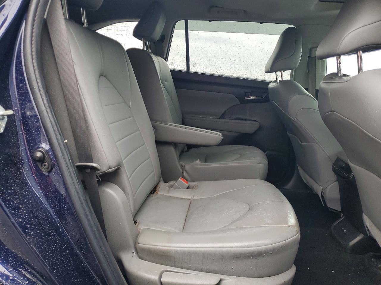 2022 TOYOTA HIGHLANDER XLE photo 11
