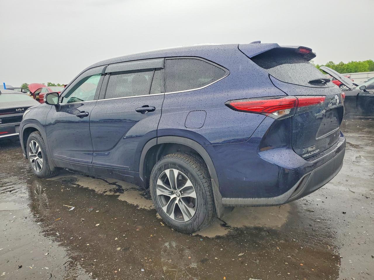 2022 TOYOTA HIGHLANDER XLE photo 2