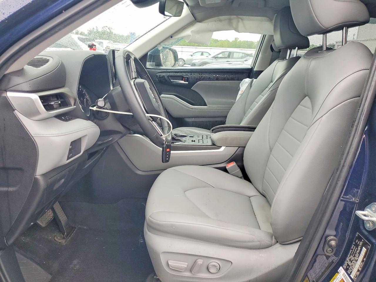 2022 TOYOTA HIGHLANDER XLE photo 7
