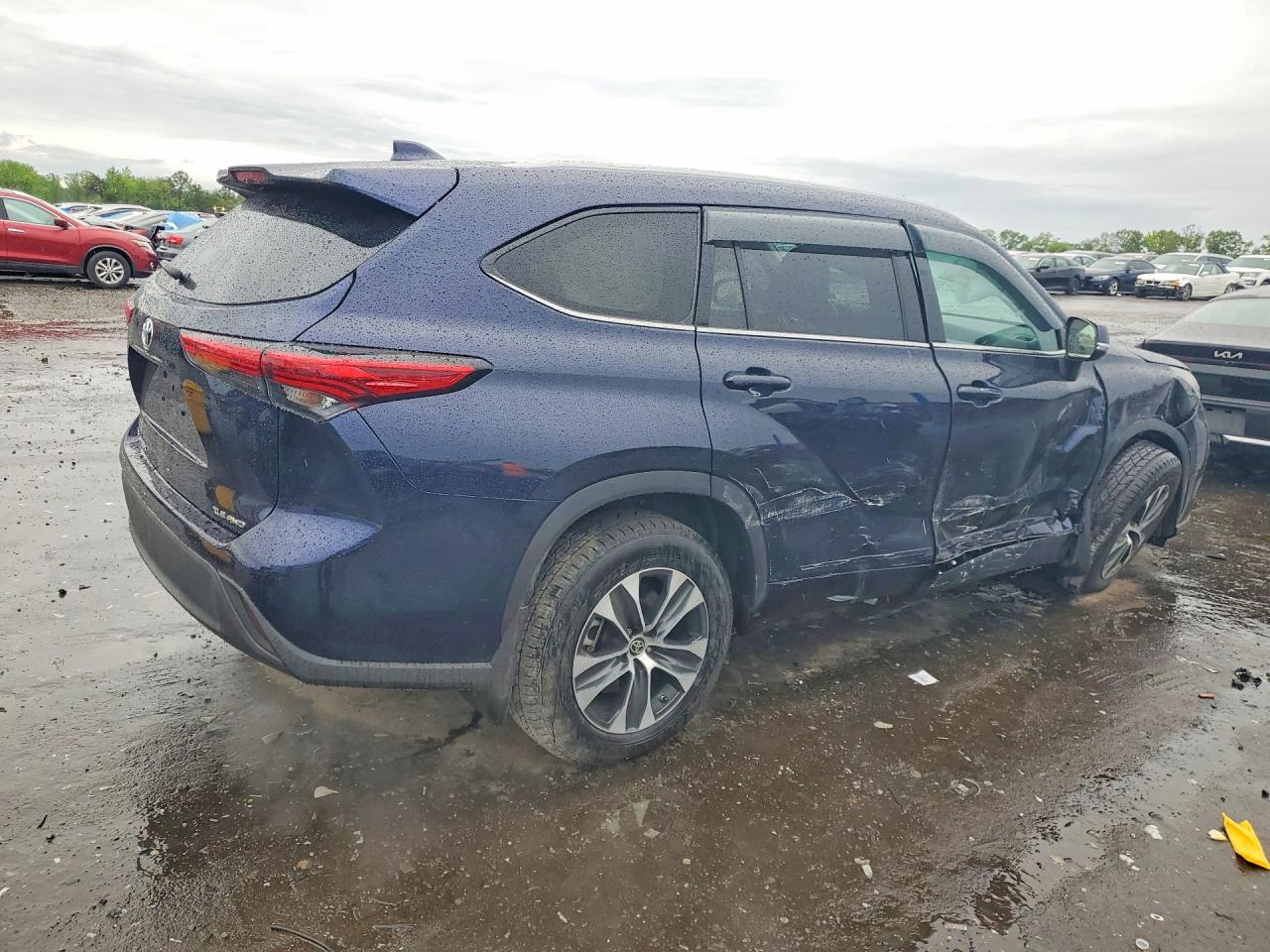2022 TOYOTA HIGHLANDER XLE photo 3