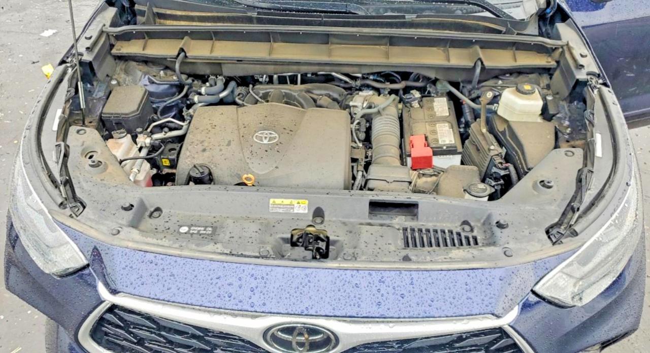 2022 TOYOTA HIGHLANDER XLE photo 12
