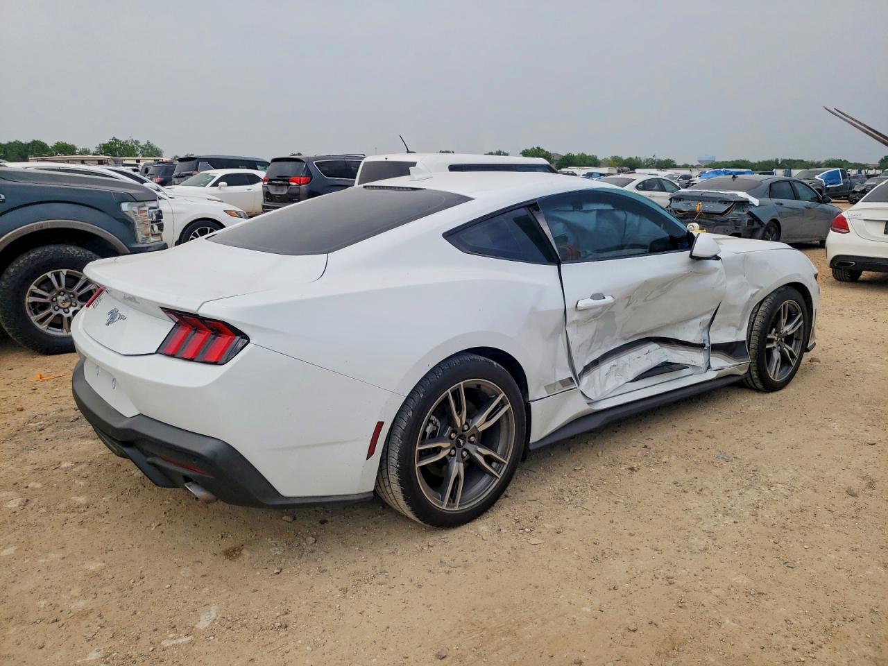 2025 FORD MUSTANG photo 7