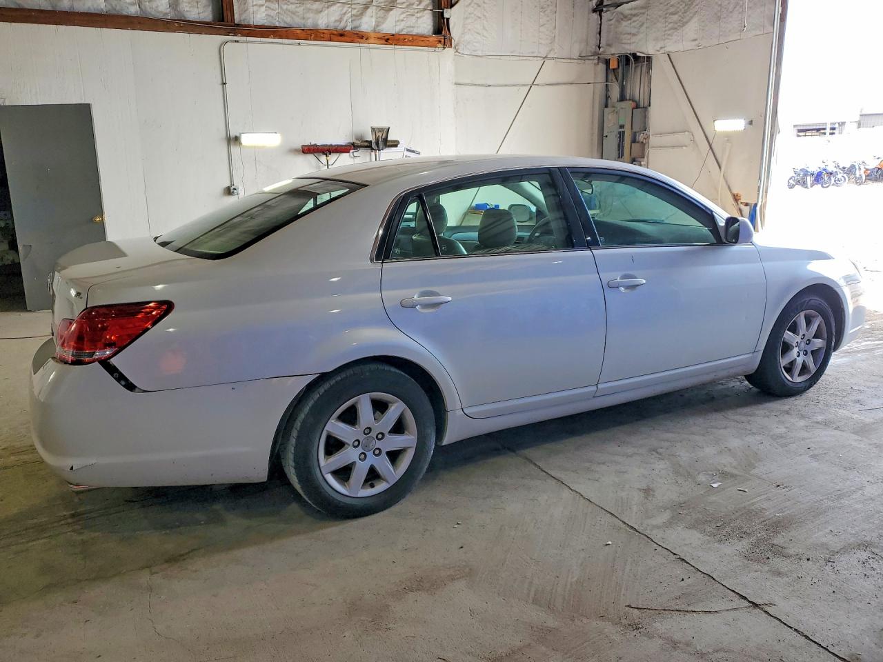 2006 TOYOTA AVALON XL photo 3
