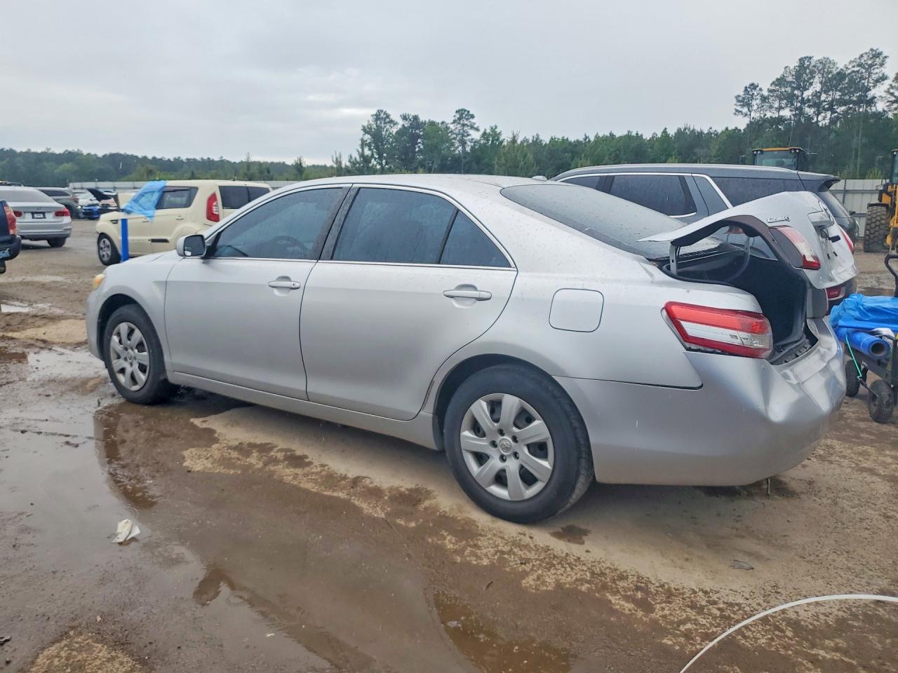2010 TOYOTA CAMRY LE photo 3