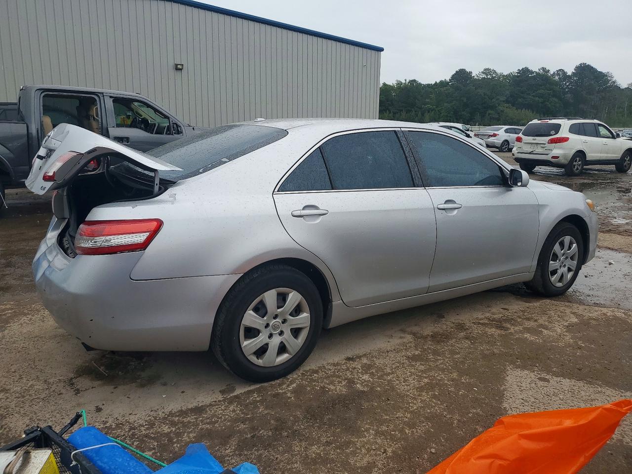 2010 TOYOTA CAMRY LE photo 5