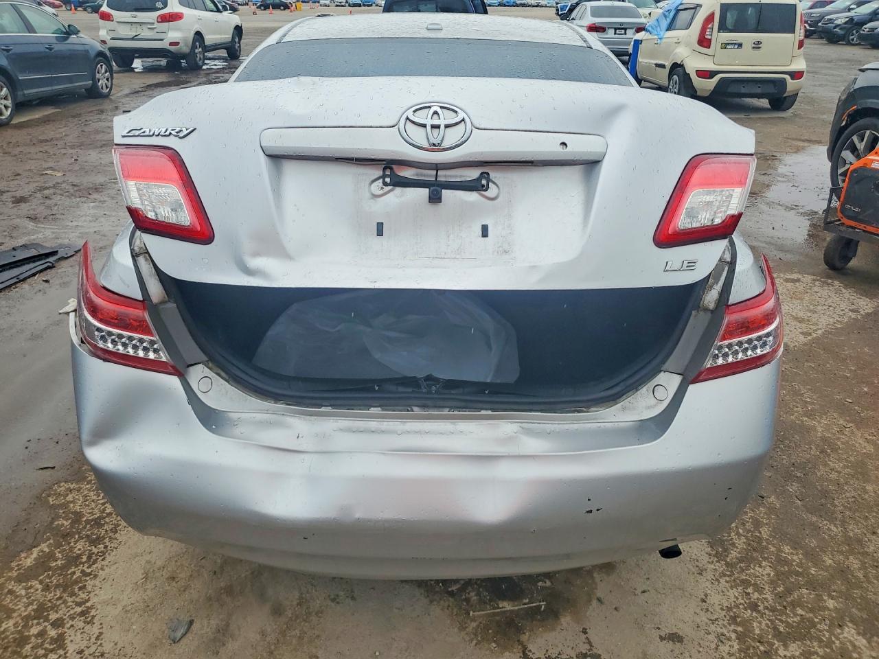 2010 TOYOTA CAMRY LE photo 11