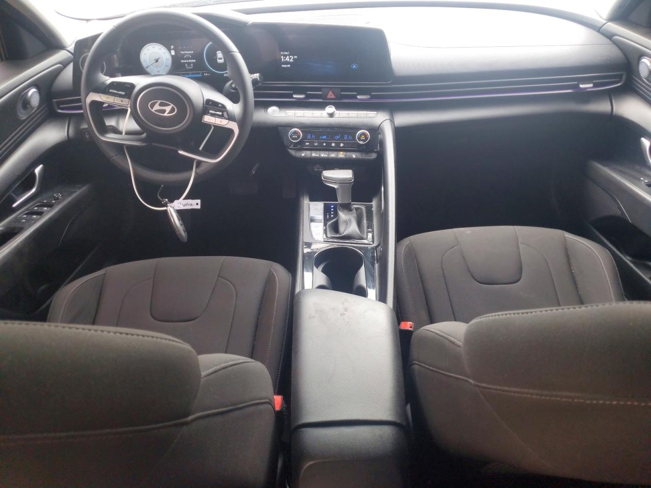 2024 HYUNDAI ELANTRA SEL photo 8