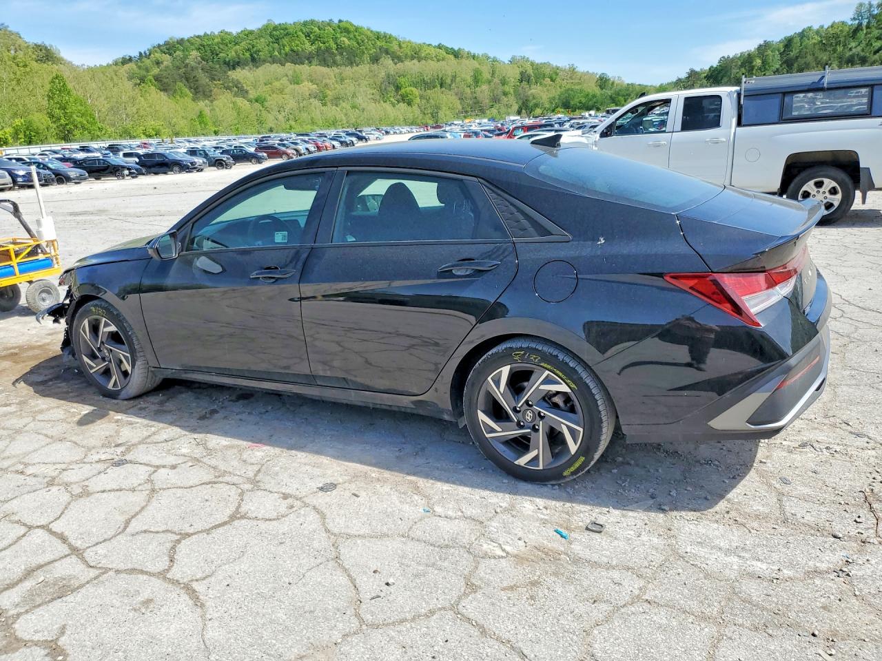 2025 HYUNDAI ELANTRA SEL SPORT photo 3