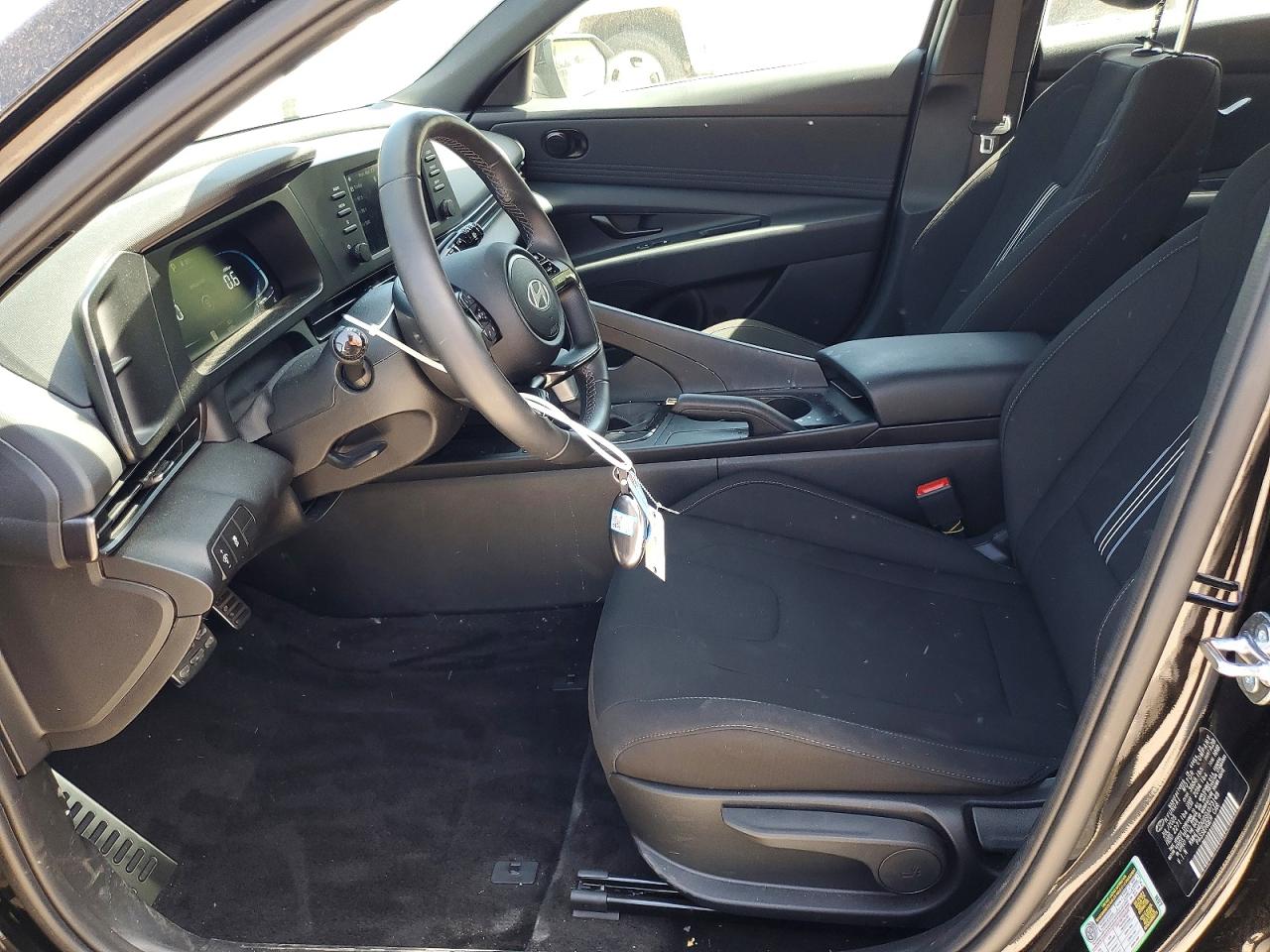 2025 HYUNDAI ELANTRA SEL SPORT photo 13