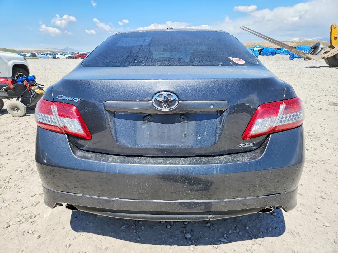 2011 TOYOTA CAMRY SE photo 11