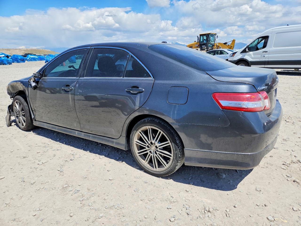 2011 TOYOTA CAMRY SE photo 3