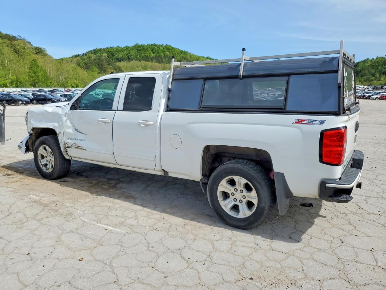 2017 CHEVROLET SILVERADO K1500 LT photo 4