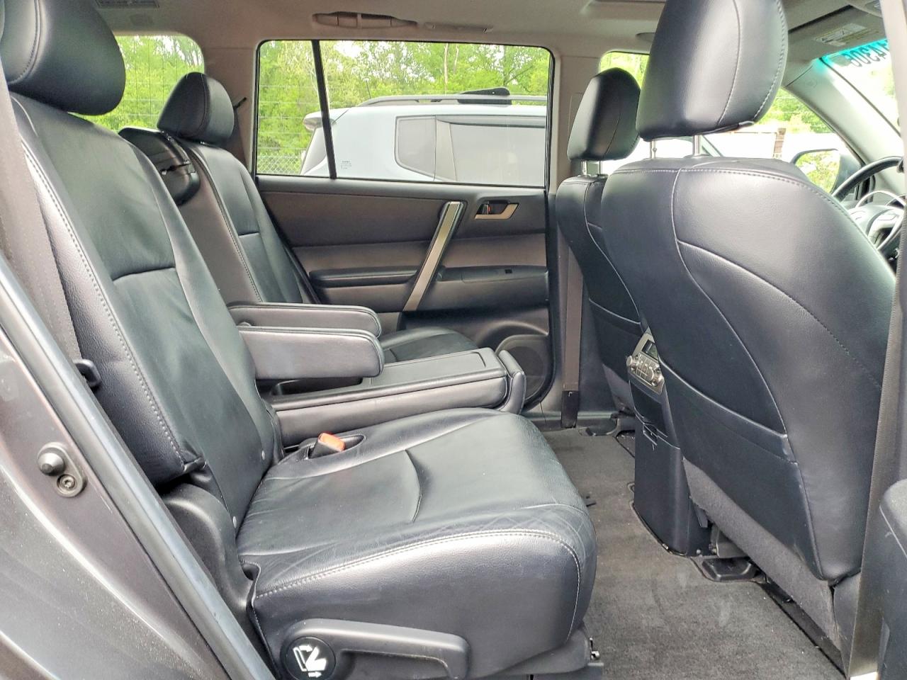 2010 TOYOTA HIGHLANDER SE photo 19