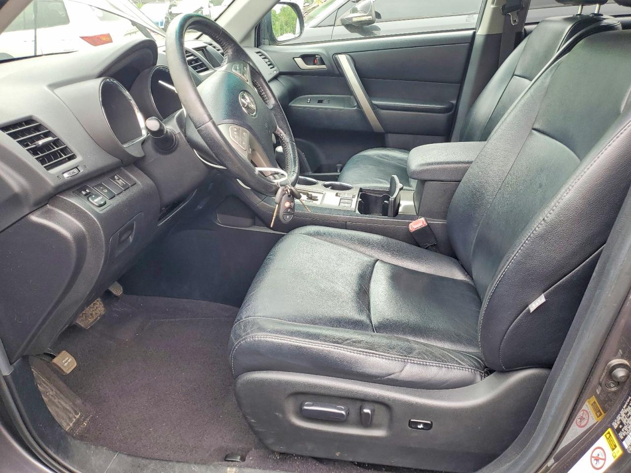 2010 TOYOTA HIGHLANDER SE photo 13