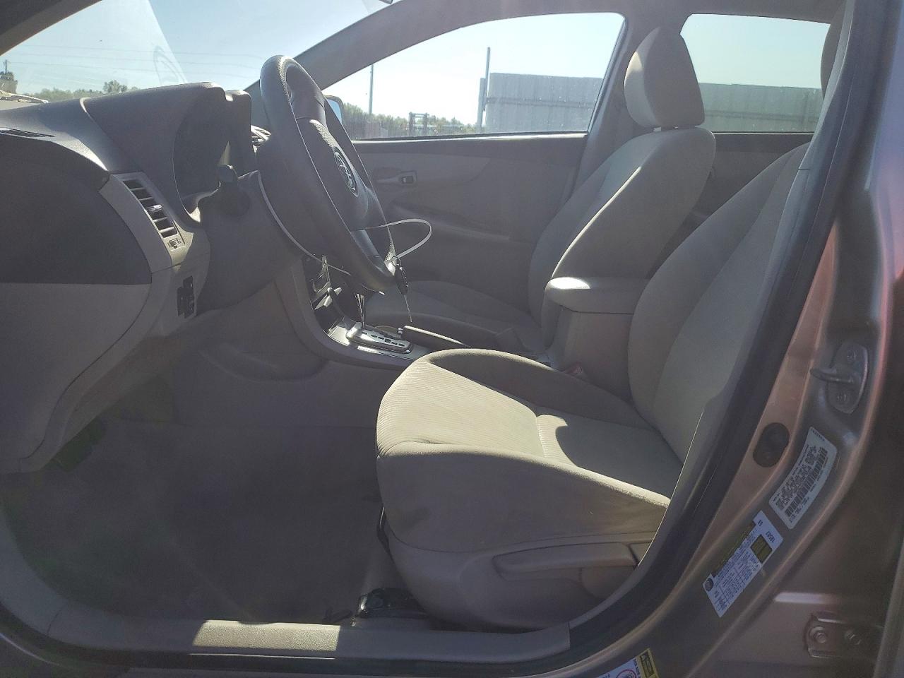 2010 TOYOTA COROLLA LE photo 13