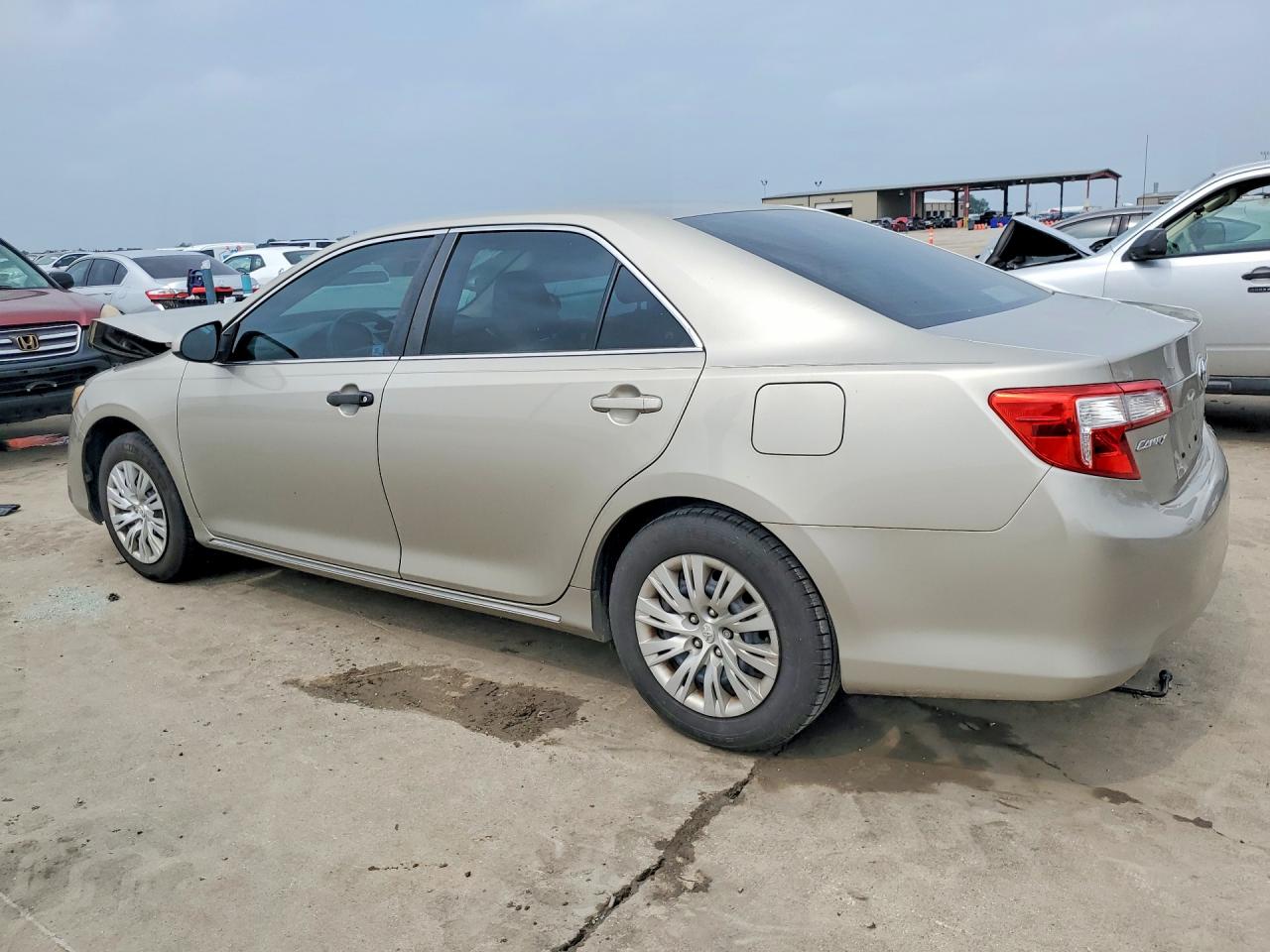 2013 TOYOTA CAMRY LE photo 4