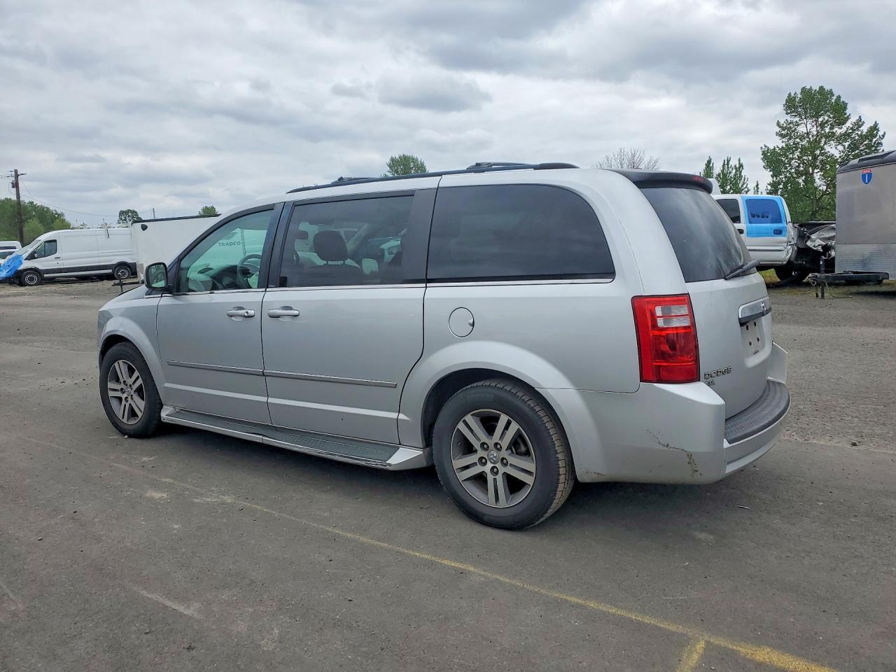 2010 DODGE GRAND CARAVAN SXT photo 2