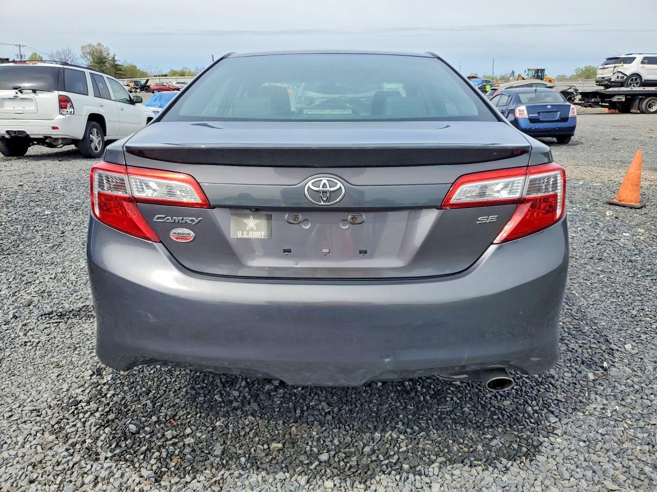 2014 TOYOTA CAMRY SE photo 16