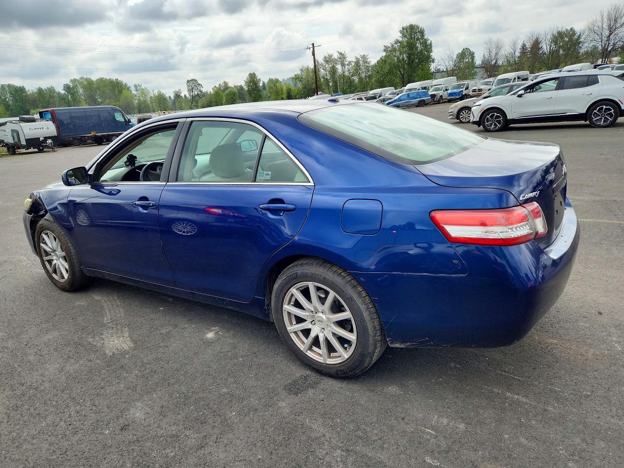 2011 TOYOTA CAMRY LE photo 3