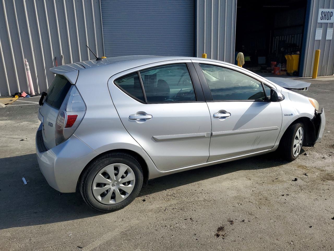 2013 TOYOTA PRIUS C TWO photo 3