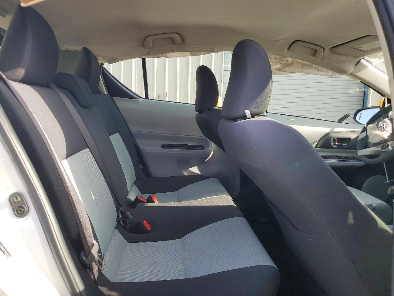 2013 TOYOTA PRIUS C TWO photo 10