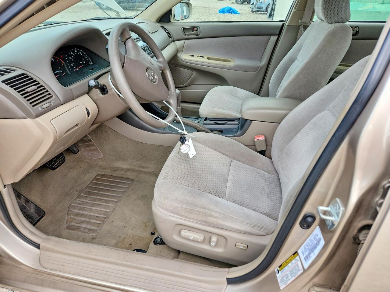 2004 TOYOTA CAMRY LE photo 19