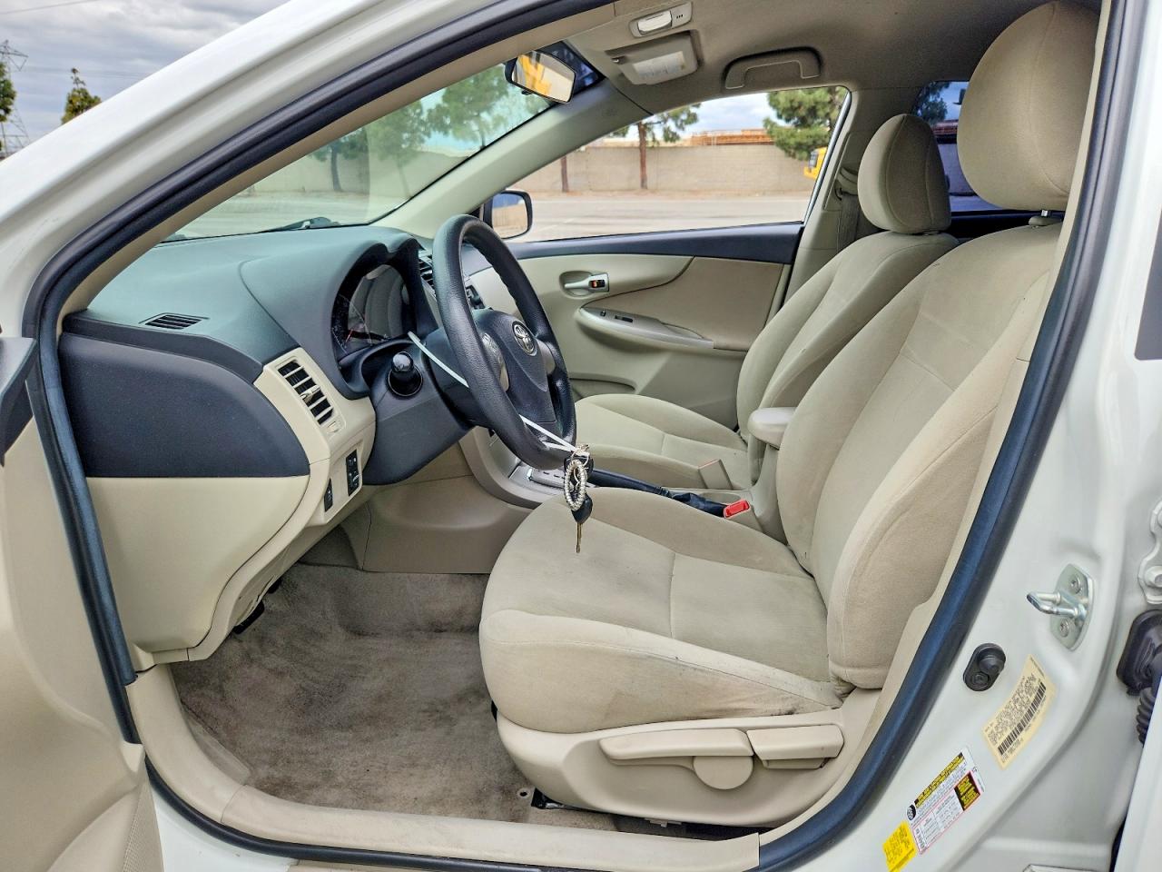 2013 TOYOTA COROLLA LE photo 19