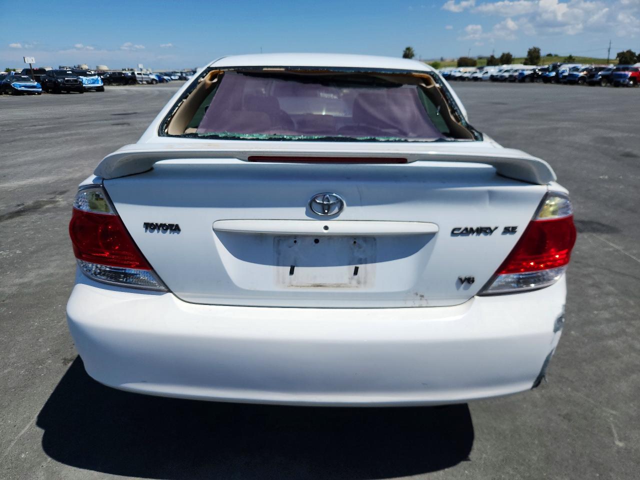 2005 TOYOTA CAMRY SE photo 11