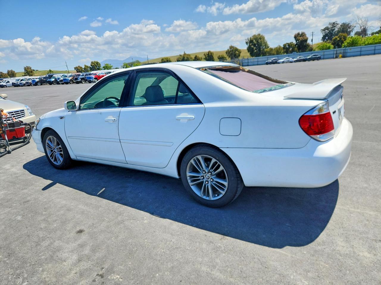 2005 TOYOTA CAMRY SE photo 3