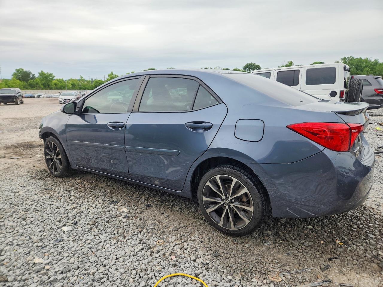 2017 TOYOTA COROLLA SE photo 2