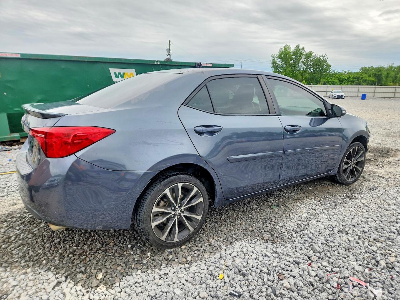 2017 TOYOTA COROLLA SE photo 3