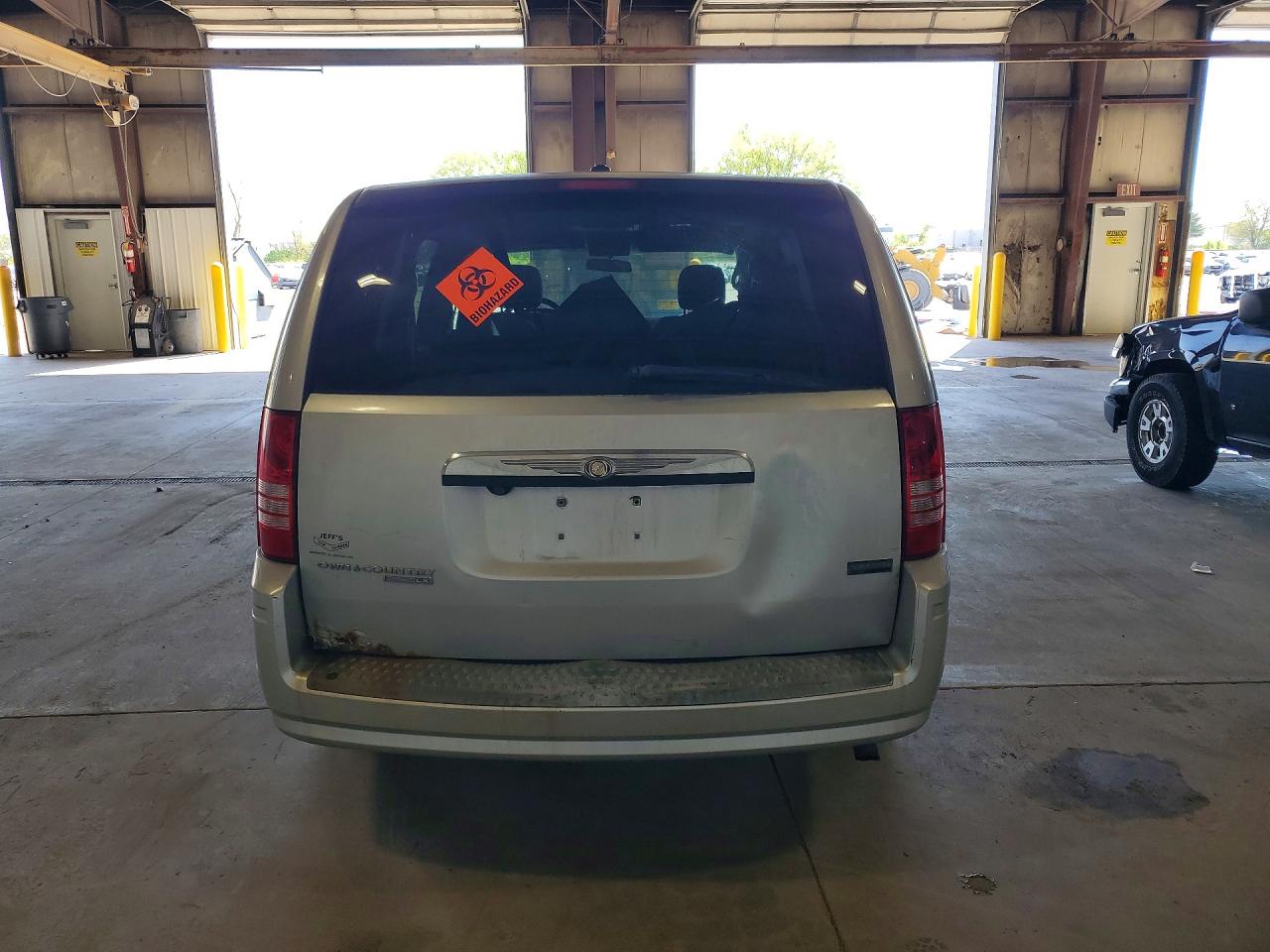 2008 CHRYSLER TOWN & COUNTRY LX photo 11