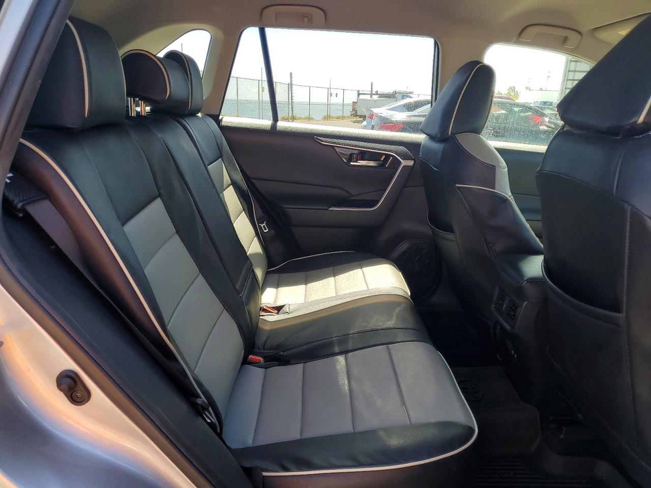 2021 TOYOTA RAV4 XLE photo 21