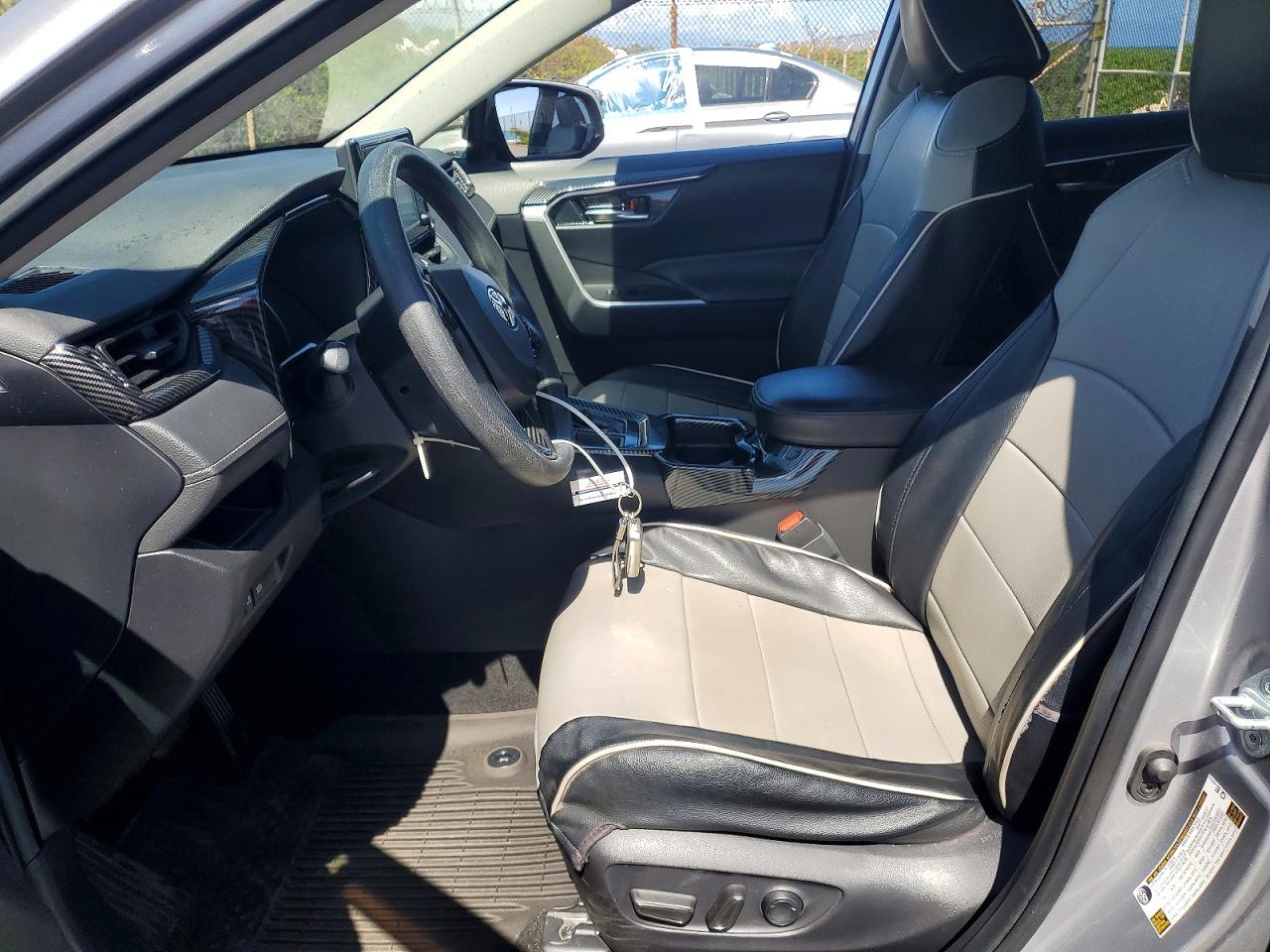 2021 TOYOTA RAV4 XLE photo 13