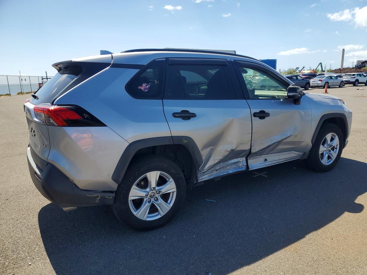 2021 TOYOTA RAV4 XLE photo 5