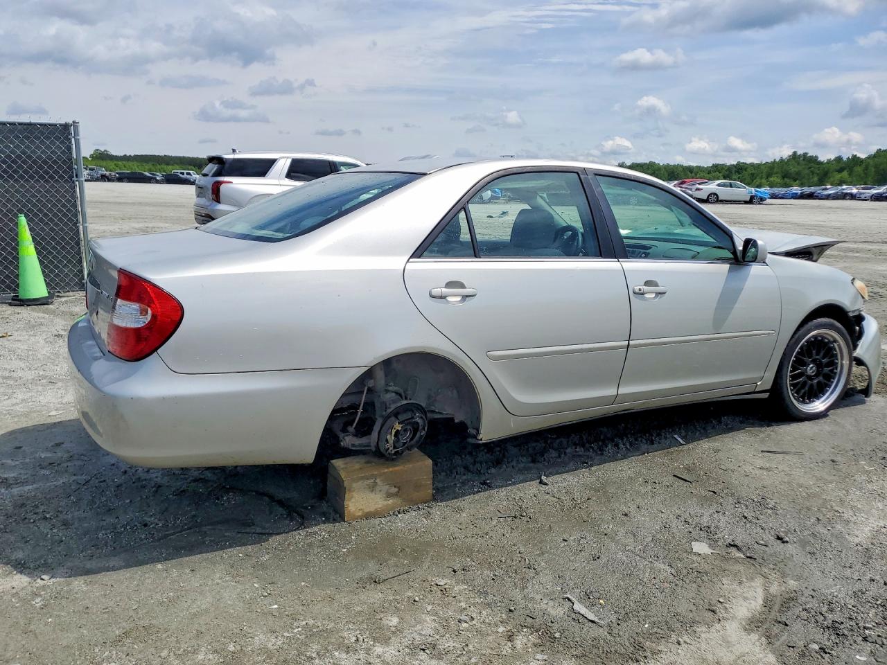 2004 TOYOTA CAMRY LE photo 5