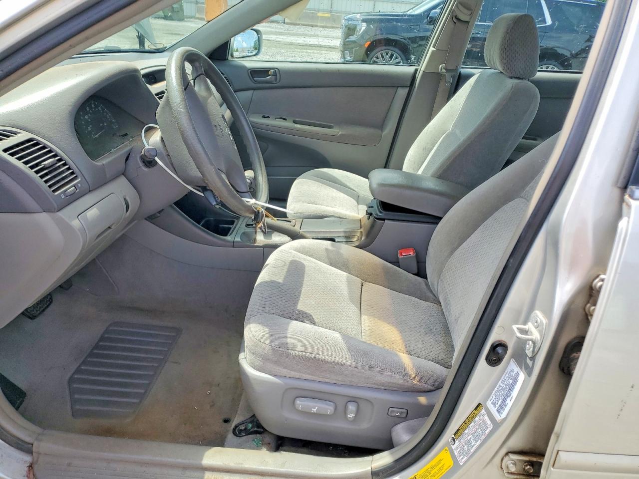 2004 TOYOTA CAMRY LE photo 13