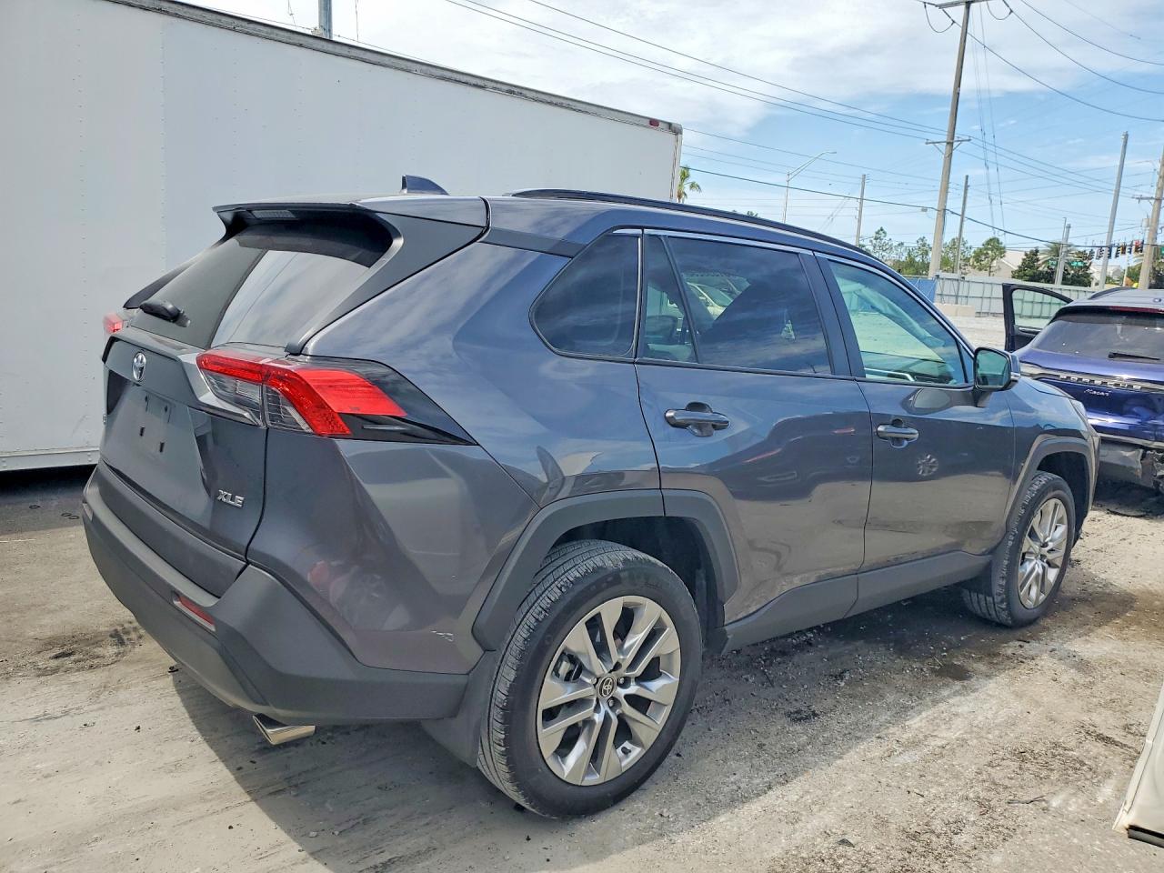 2024 TOYOTA RAV4 XLE PREMIUM photo 5