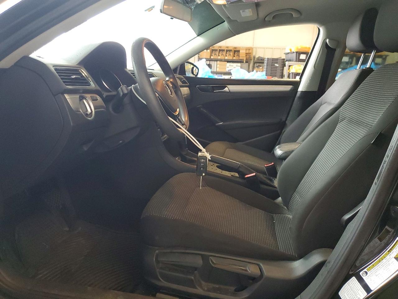 2017 VOLKSWAGEN PASSAT S photo 13