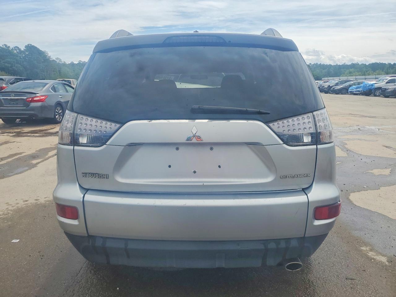 2010 MITSUBISHI OUTLANDER ES photo 11