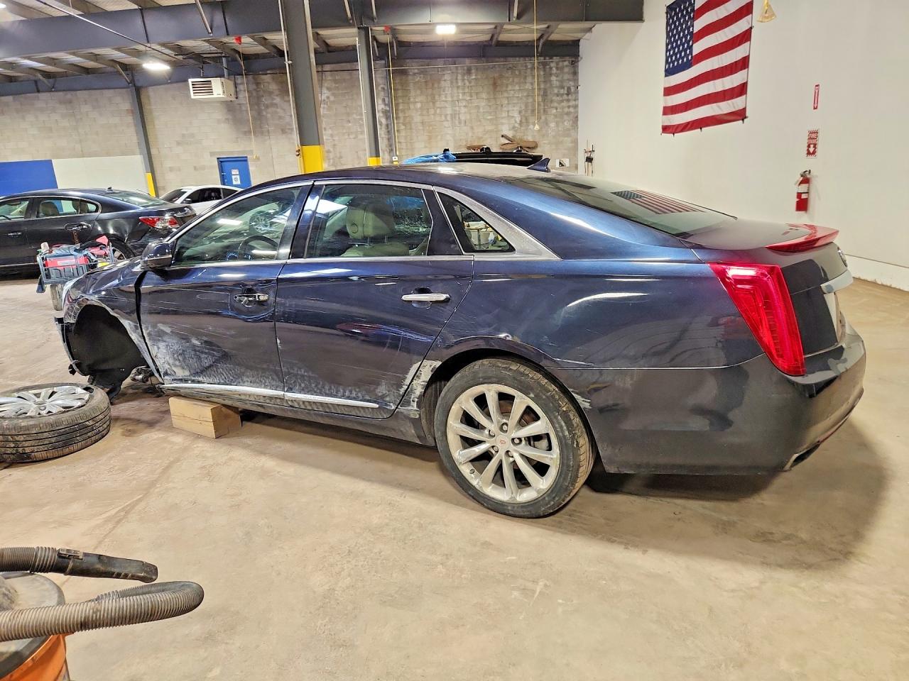 2013 CADILLAC XTS LUXURY COLLECTION photo 2