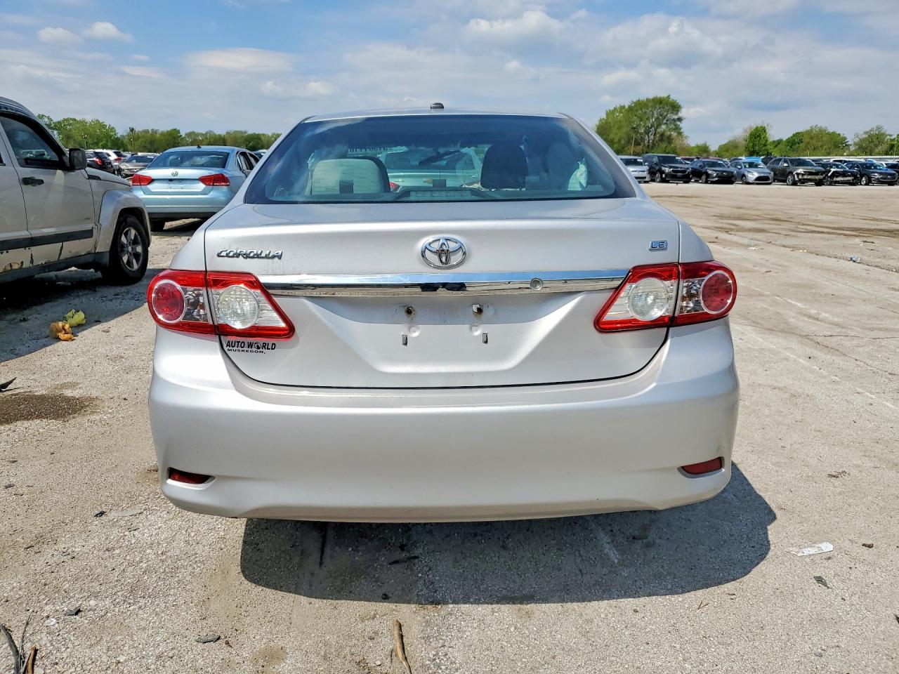 2011 TOYOTA COROLLA LE photo 16