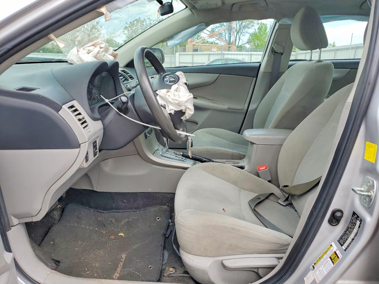 2011 TOYOTA COROLLA LE photo 19