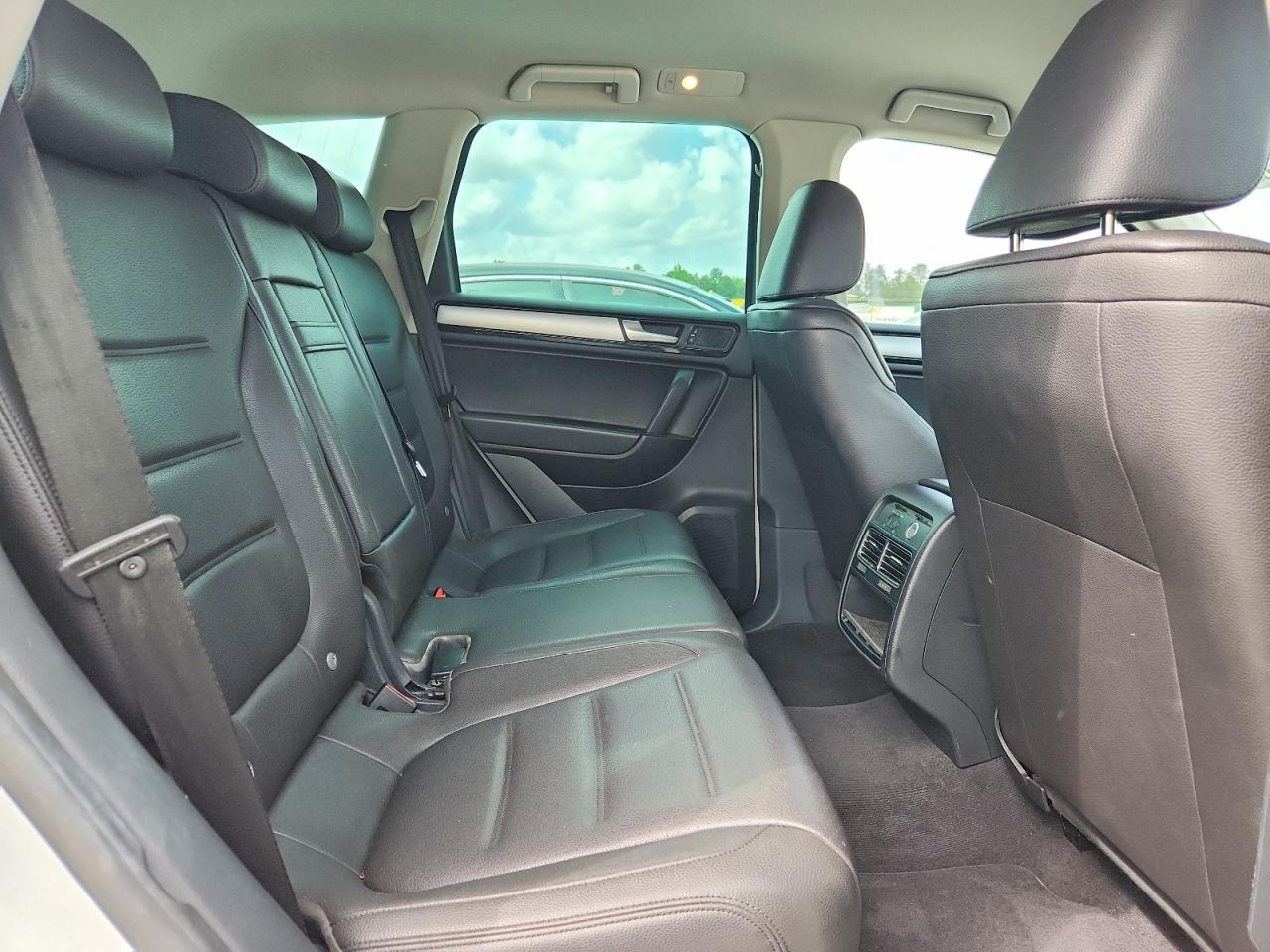 2013 VOLKSWAGEN TOUAREG V6 photo 21