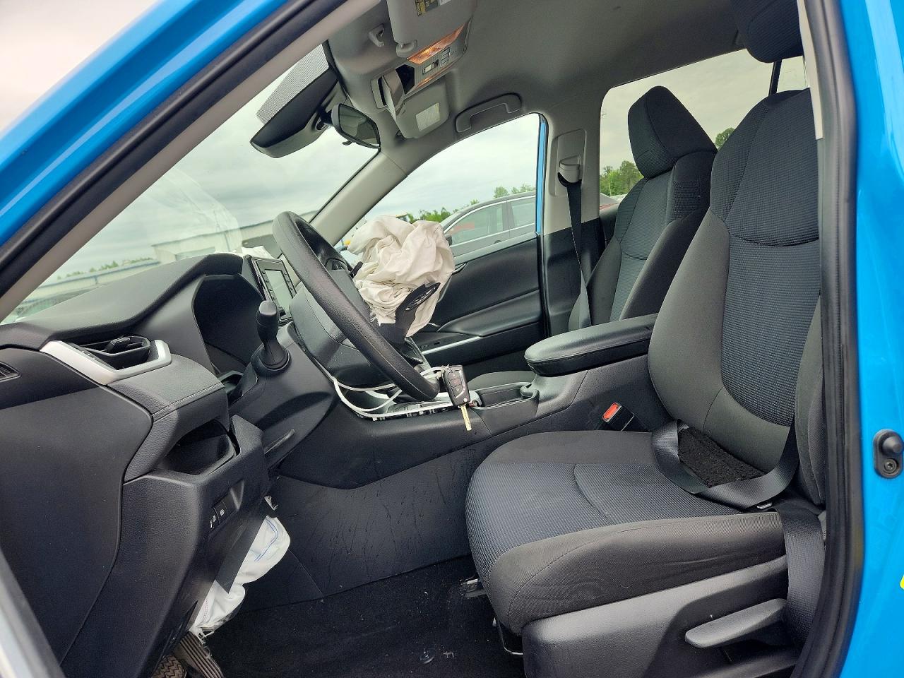 2021 TOYOTA RAV4 LE photo 13