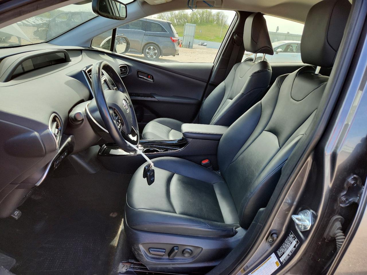 2019 TOYOTA PRIUS XLE photo 13