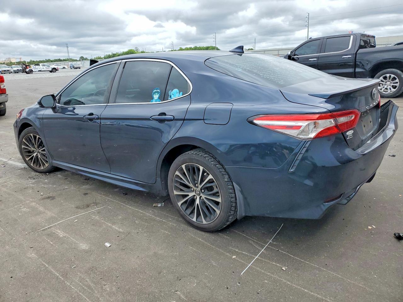 2020 TOYOTA CAMRY SE photo 3