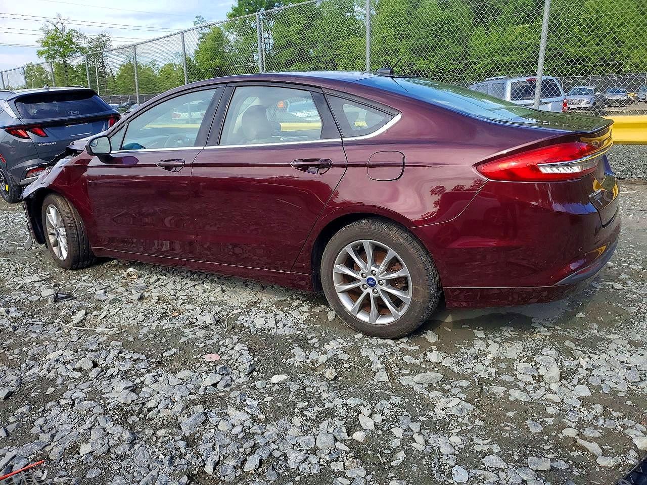 2017 FORD FUSION SE photo 2